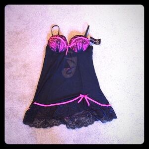 Black and hot pink chemise and thong set